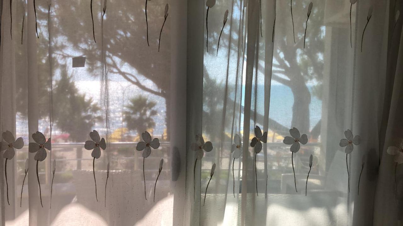 Mali I Robit Beachfront Apartment Golem  Zewnętrze zdjęcie