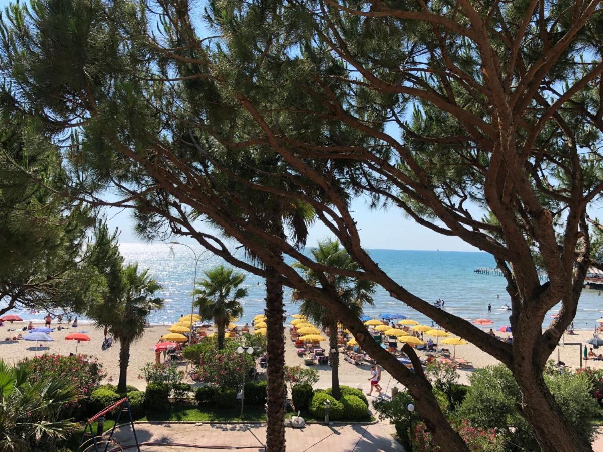 Mali I Robit Beachfront Apartment Golem  Zewnętrze zdjęcie