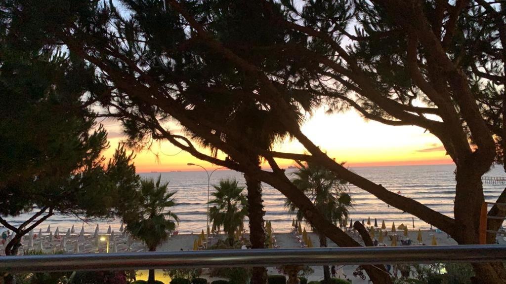 Mali I Robit Beachfront Apartment Golem  Zewnętrze zdjęcie