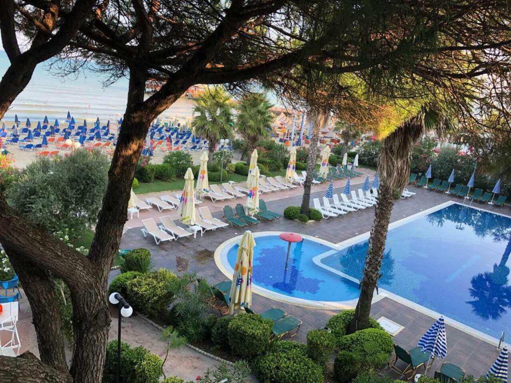 Mali I Robit Beachfront Apartment Golem  Zewnętrze zdjęcie