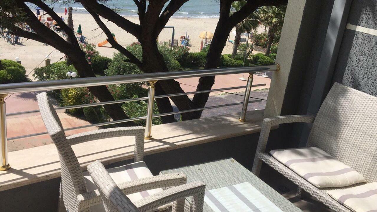 Mali I Robit Beachfront Apartment Golem  Zewnętrze zdjęcie