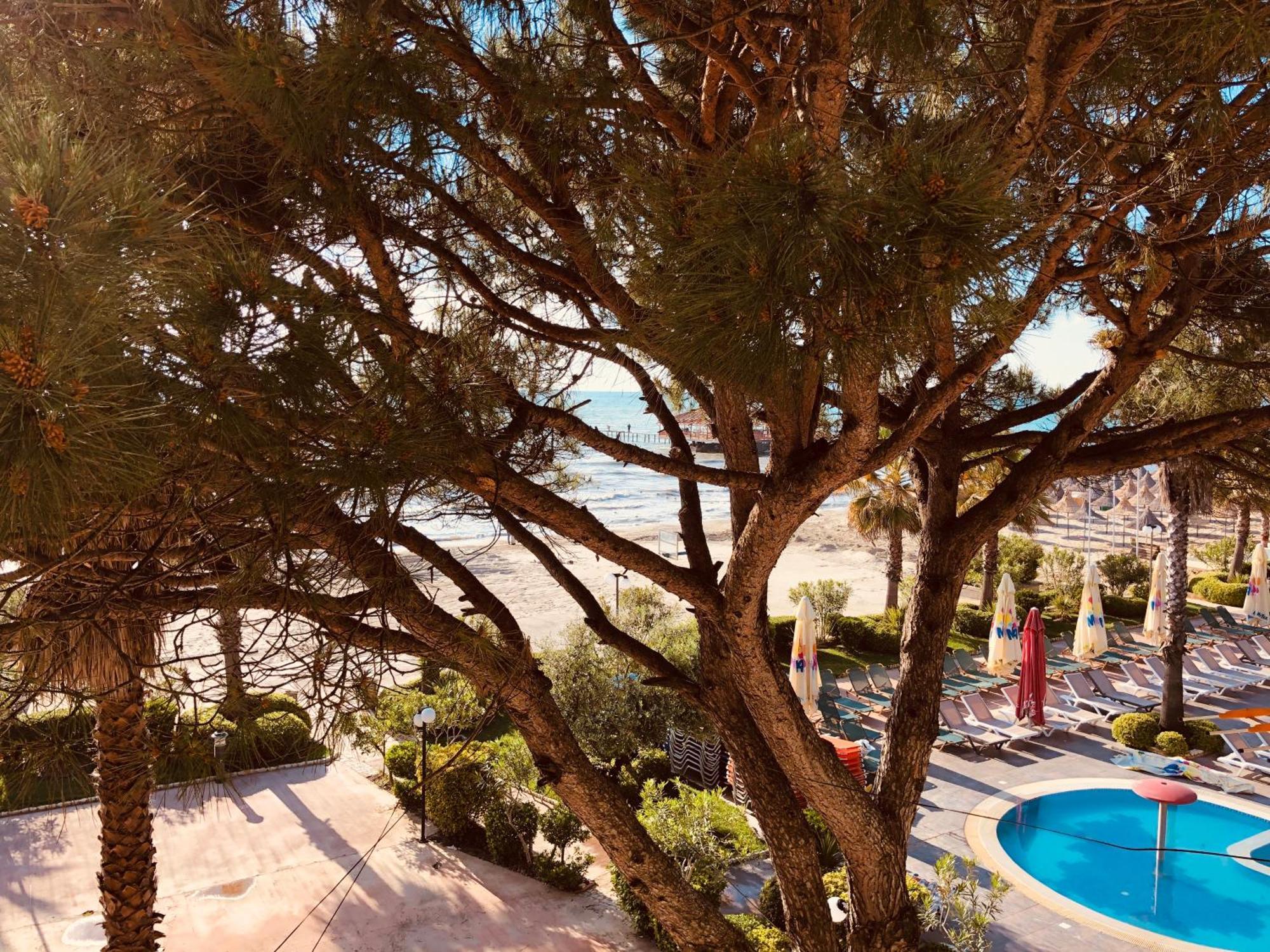 Mali I Robit Beachfront Apartment Golem  Zewnętrze zdjęcie