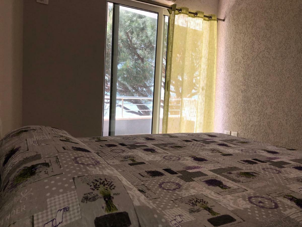 Mali I Robit Beachfront Apartment Golem  Zewnętrze zdjęcie