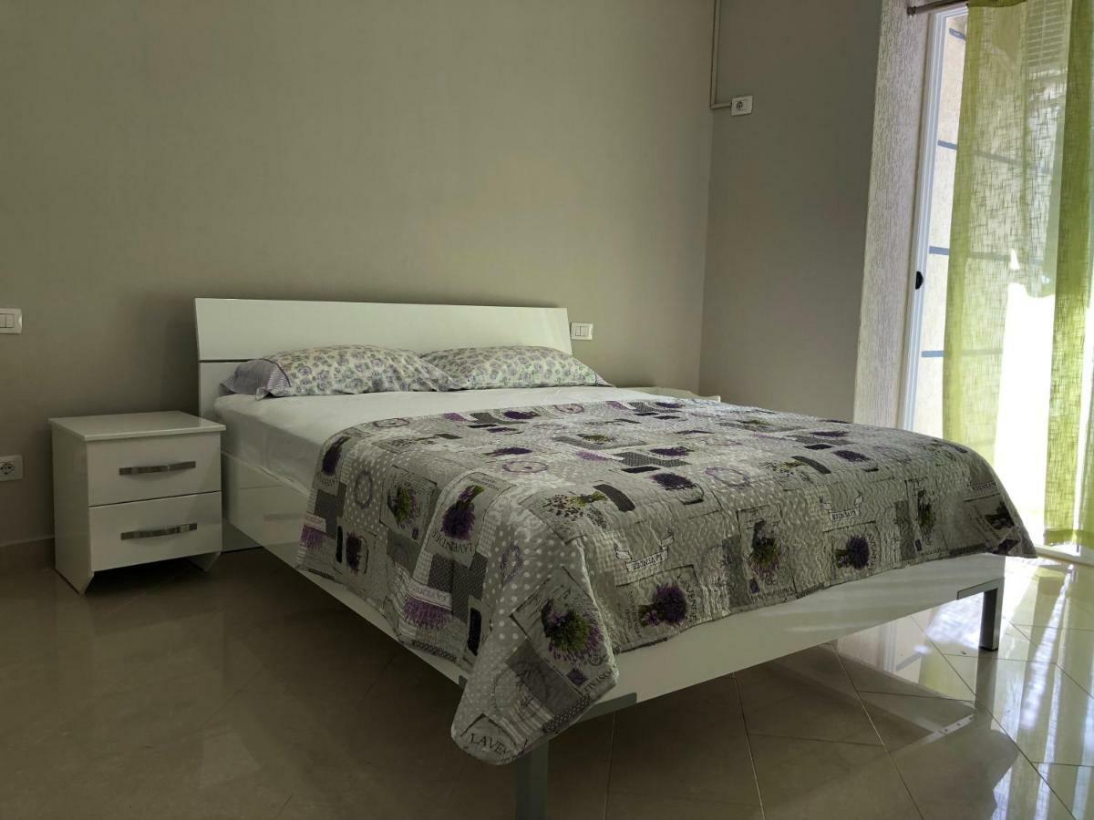Mali I Robit Beachfront Apartment Golem  Zewnętrze zdjęcie